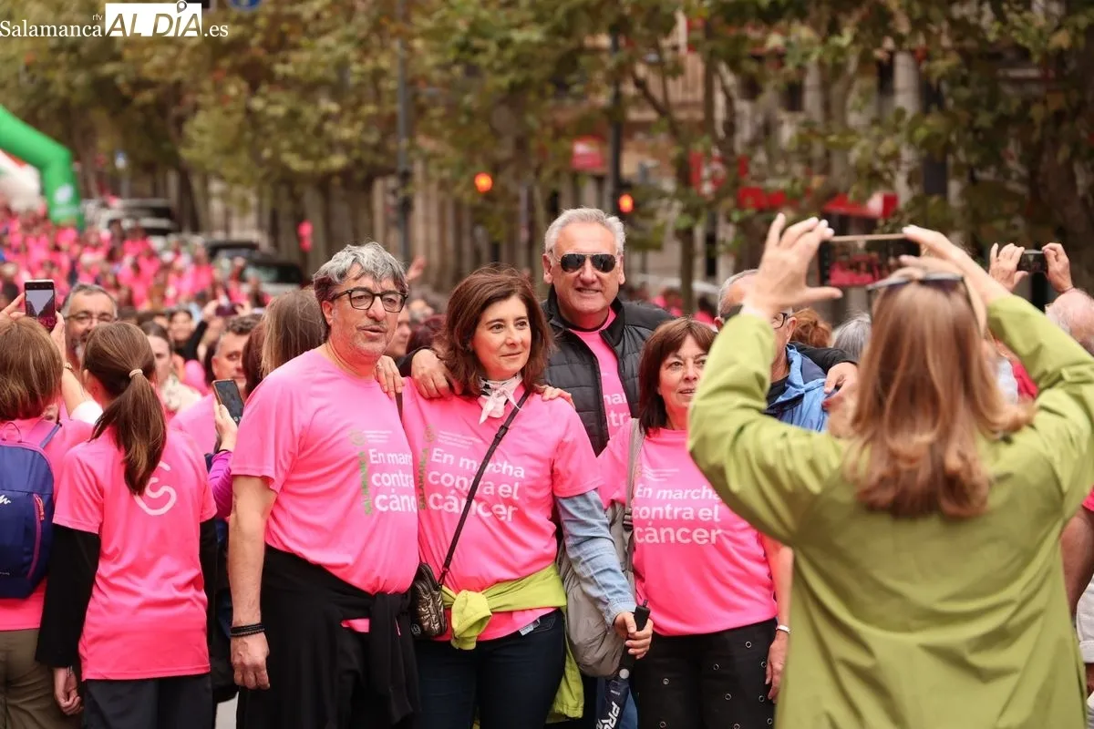 Salamanca se vuelca en una masiva marea rosa para visibilizar la lucha contra el cáncer | FOTOS: David Sañudo