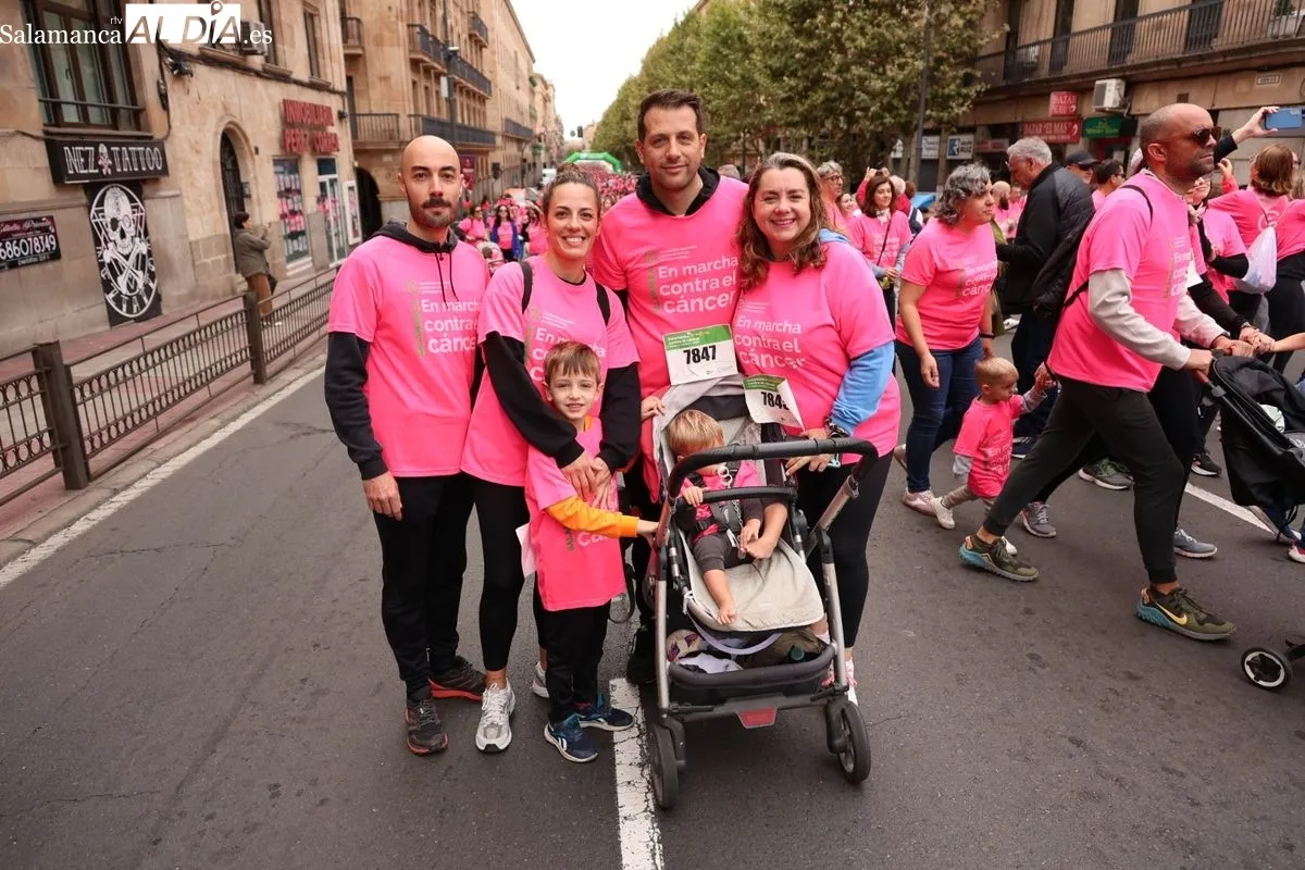 Salamanca se vuelca en una masiva marea rosa para visibilizar la lucha contra el cáncer | FOTOS: David Sañudo