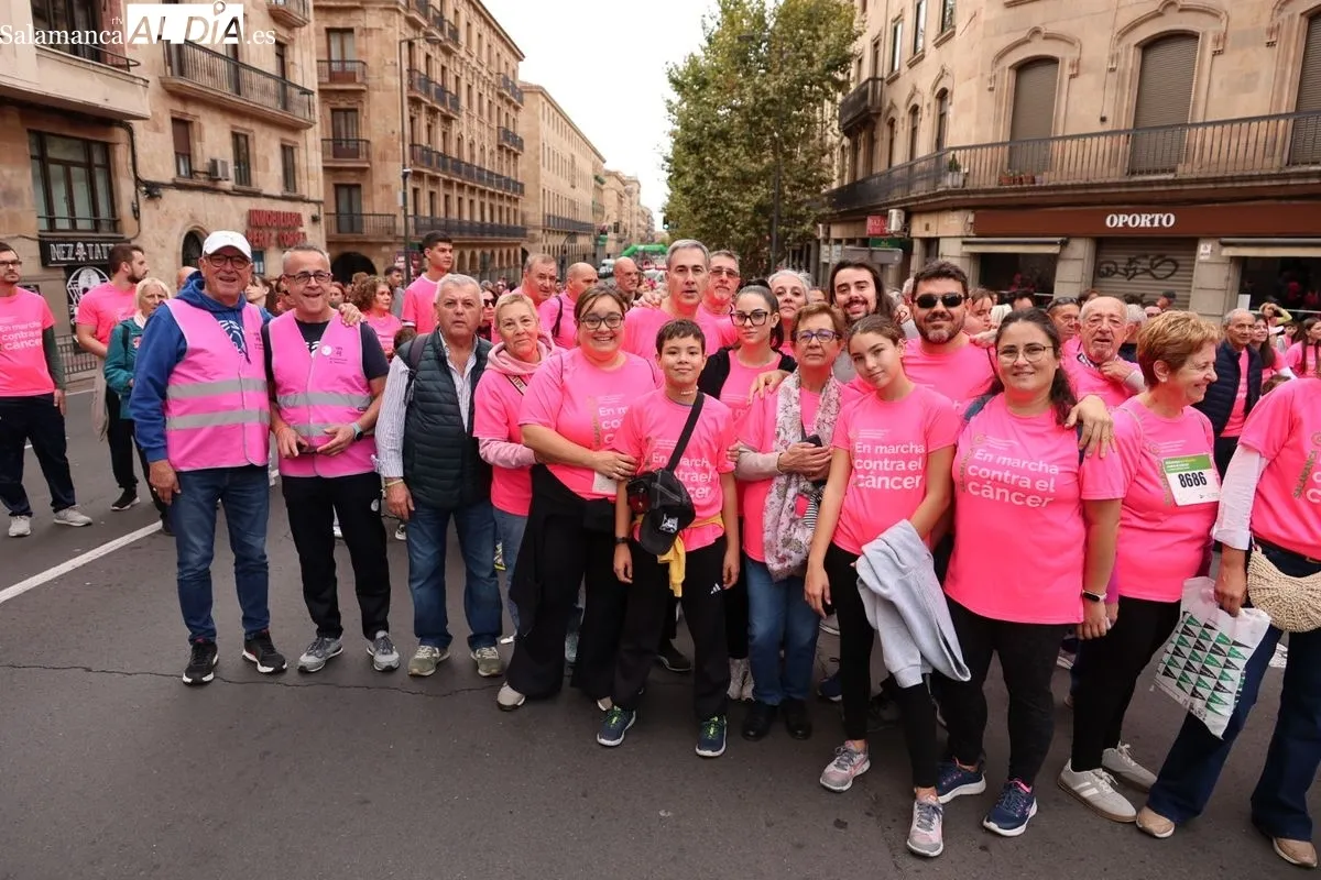 Salamanca se vuelca en una masiva marea rosa para visibilizar la lucha contra el cáncer | FOTOS: David Sañudo