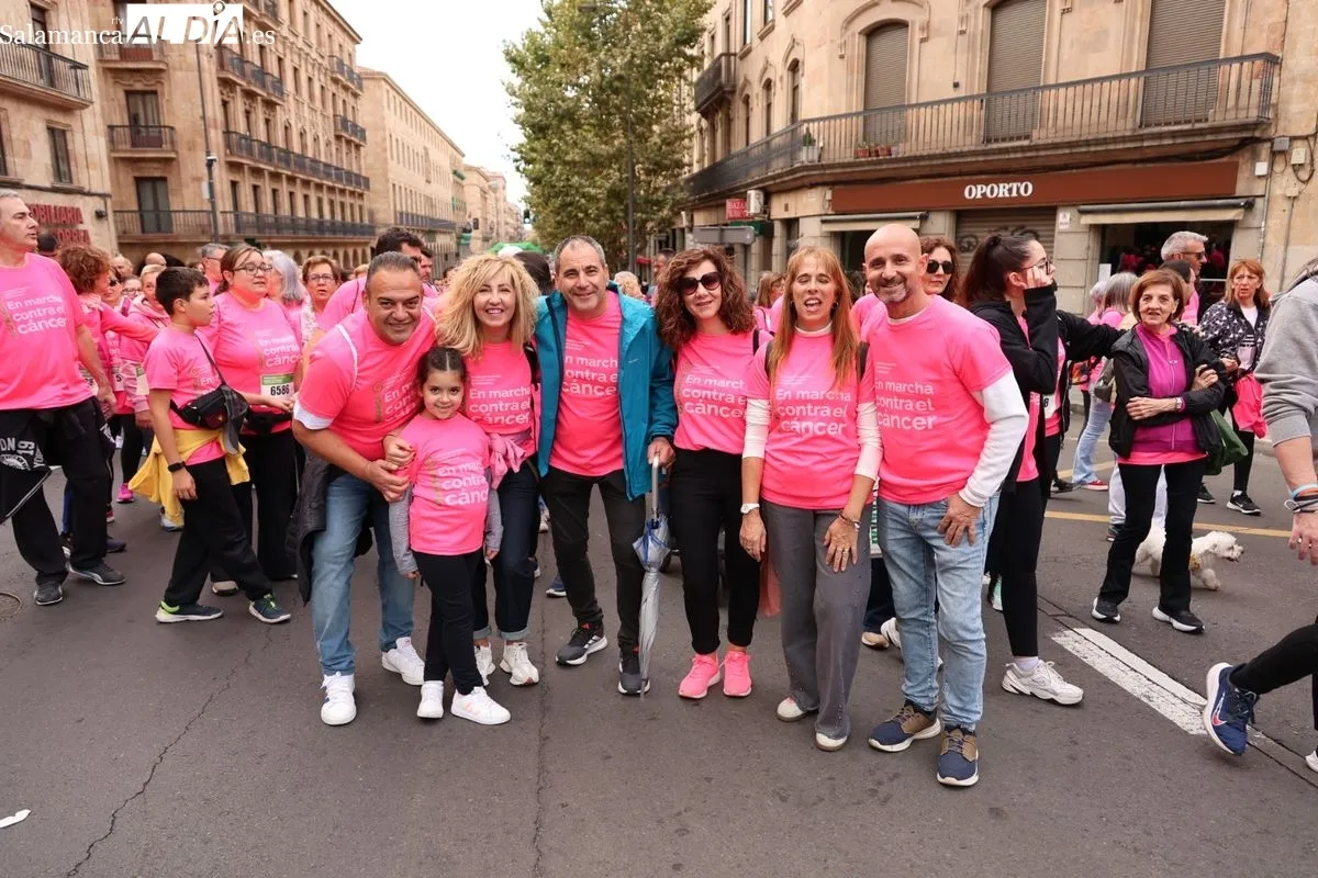 Salamanca se vuelca en una masiva marea rosa para visibilizar la lucha contra el cáncer | FOTOS: David Sañudo