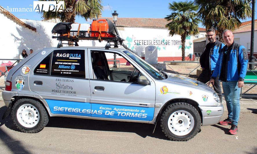 Dos salmantinos recorren Marruecos en un coche chatarra solidario