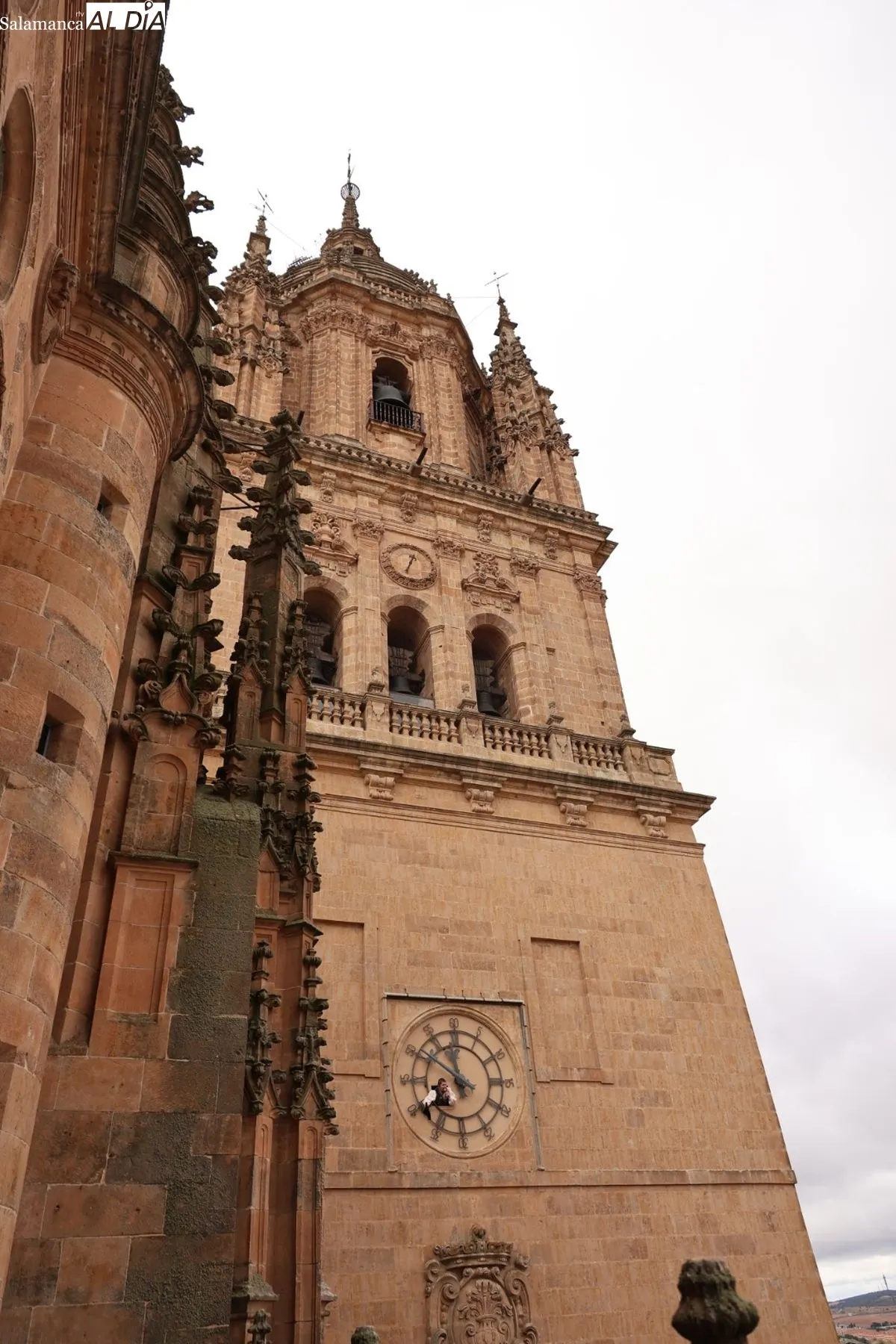 El Mariquelo corona la Catedral en su 39ª ascensión por el párkinson y el cáncer. Foto de David Sañudo