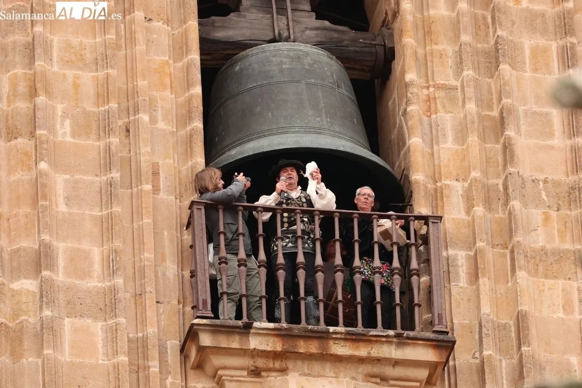 El Mariquelo corona la Catedral en su 39ª ascensión por el párkinson y el cáncer. Foto de David Sañudo
