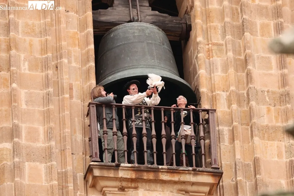 El Mariquelo corona la Catedral en su 39ª ascensión por el párkinson y el cáncer. Foto de David Sañudo