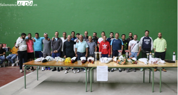 Frontenis en Vitigudino: Jony y Alex ganan tras lesión