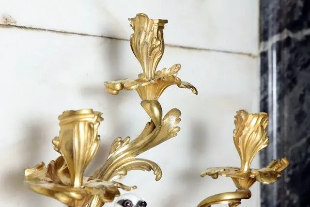El sepulcro de Santa Teresa recupera el esplendor de sus candelabros de Meissen | Imagen 1