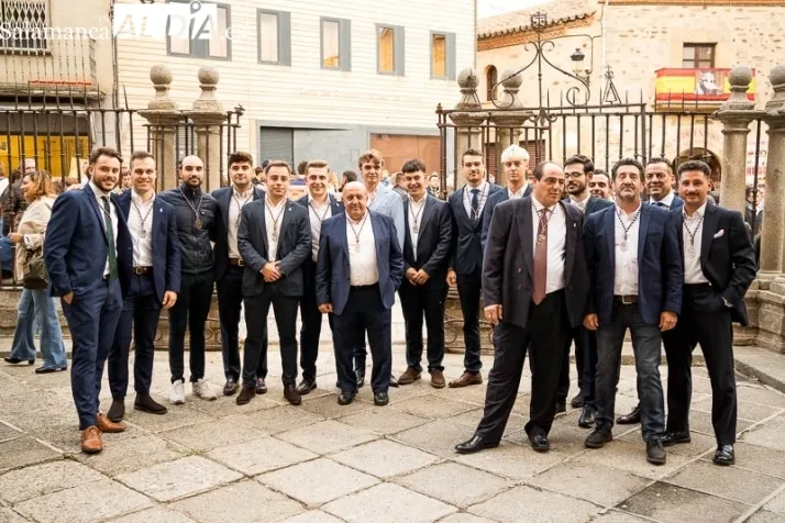 La lluvia obliga a proteger la imagen de Santa Teresa en su regreso a la clausura | Imagen 1