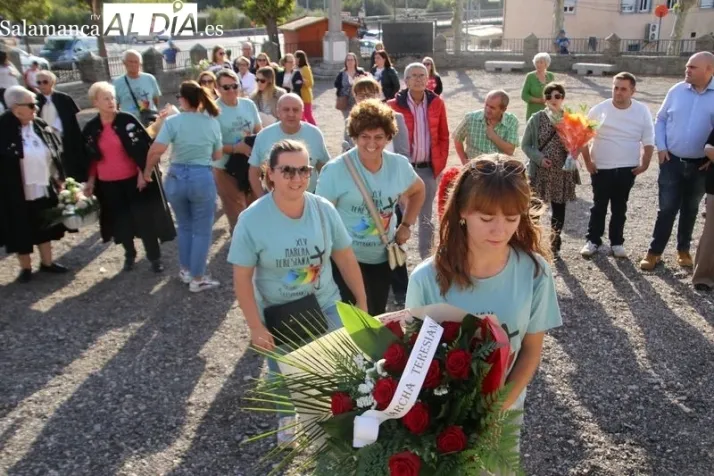 La sociedad albense rinde homenaje a Santa Teresa en la ofrenda floral | Imagen 1