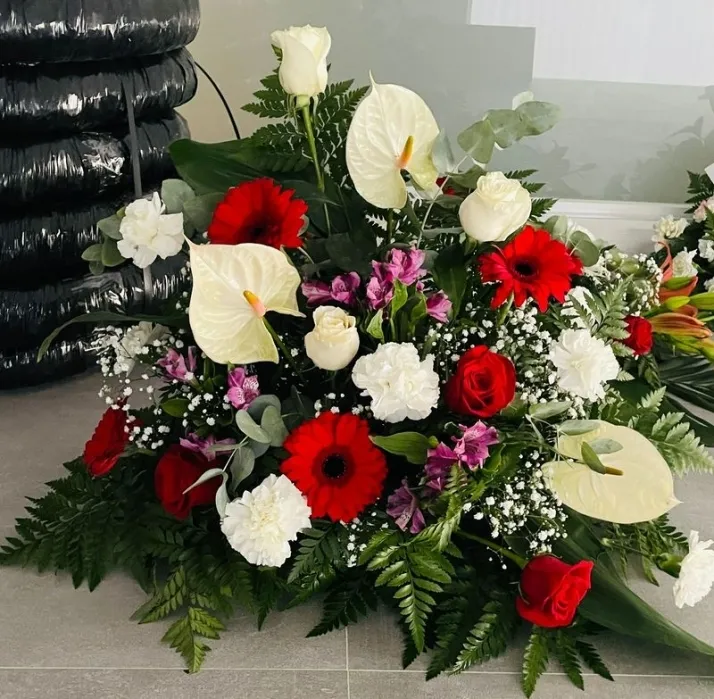 Playflor reivindica la flor natural en Todos los Santos con un servicio de entrega en el cementerio de Alba | Imagen 1