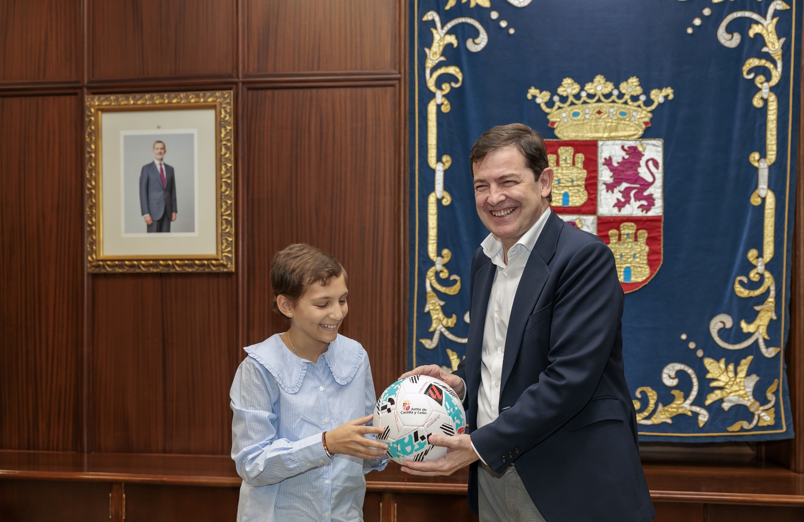 Mañueco recibe a la salmantina María Caamaño, impulsora de La Sonrisa de María