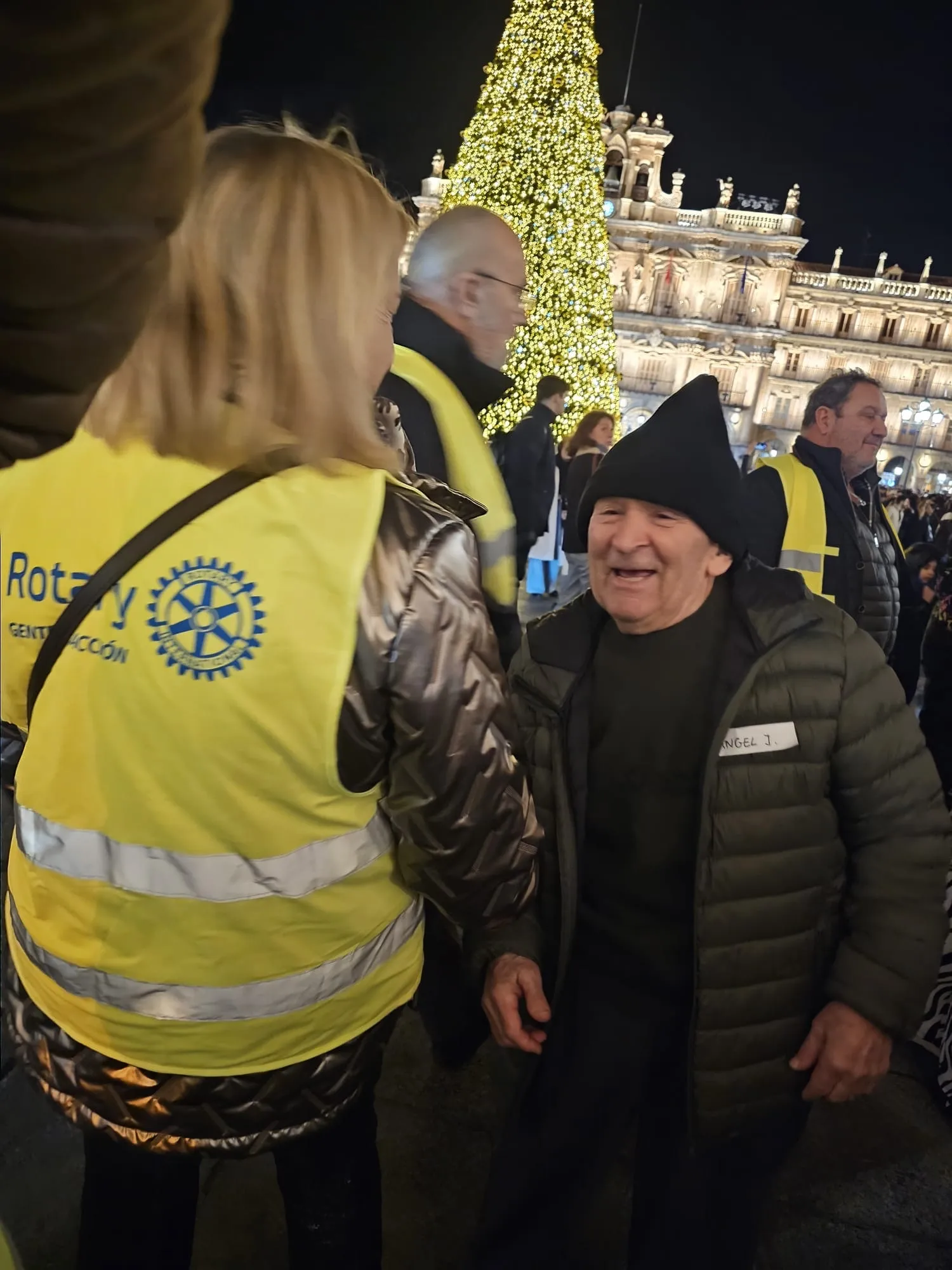 Usuarios de la Residencia Montevideo disfrutan de las luces de Navidad en Salamanca 