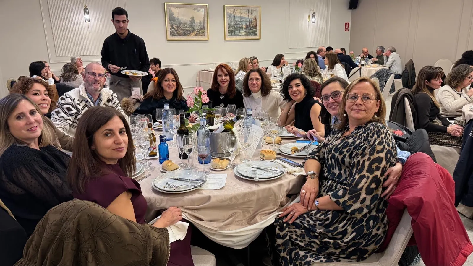 Foto 5 - Una jubilaci&oacute;n entre aplausos: emotiva despedida al doctor Alfonso S&aacute;nchez Escudero