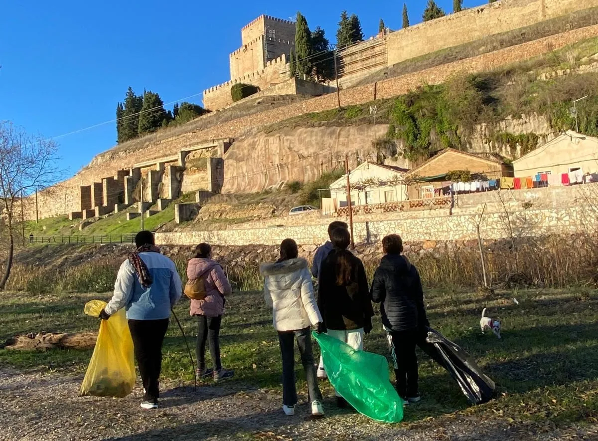 Foto 2 - El Parador suma al Grupo Antorcha y a la AMPA de Misioneras a su nueva recogida de basuraleza