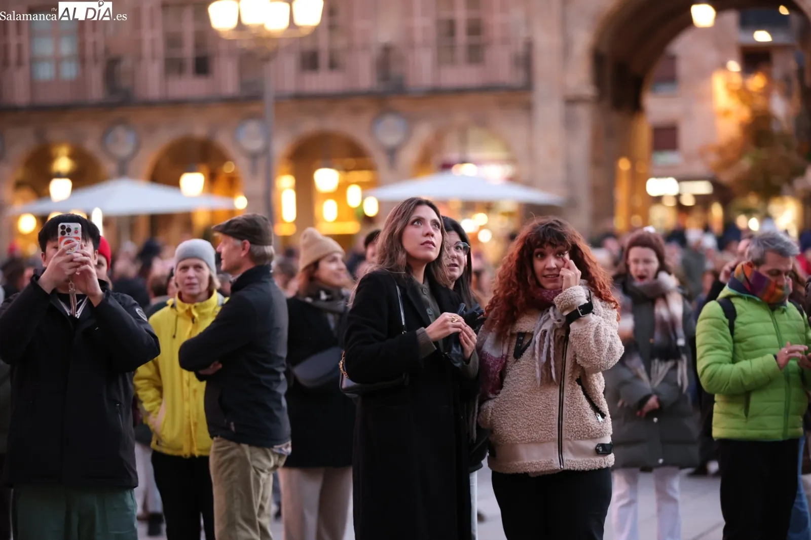 El Trío Resonances ofrece una actuación desde el balcón del Ayuntamiento de Salamanca | FOTOS: David Sañudo 