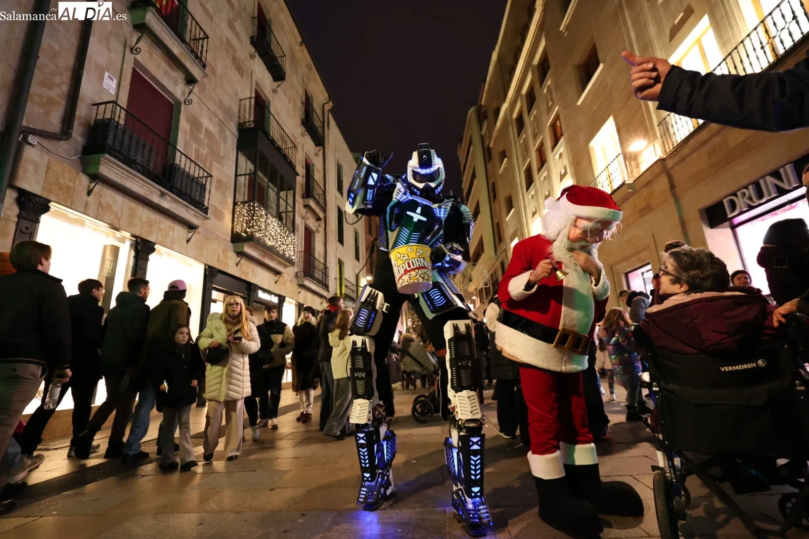 Un pasacalles de robots LED recorrerá el centro de Salamanca para animar la actividad comercial | FOTOS: David Sañudo