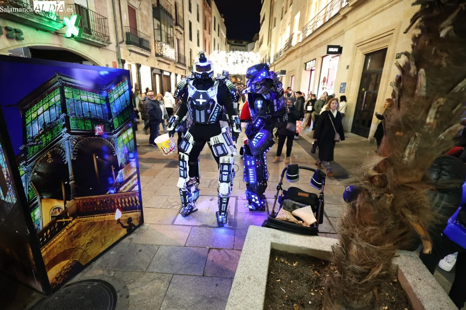 Un pasacalles de robots LED recorrerá el centro de Salamanca para animar la actividad comercial | FOTOS: David Sañudo