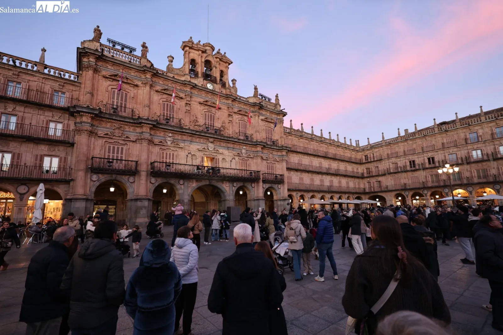 El Trío Resonances ofrece una actuación desde el balcón del Ayuntamiento de Salamanca | FOTOS: David Sañudo 