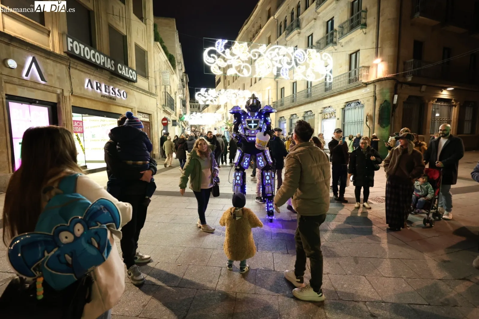 Un pasacalles de robots LED recorrerá el centro de Salamanca para animar la actividad comercial | FOTOS: David Sañudo