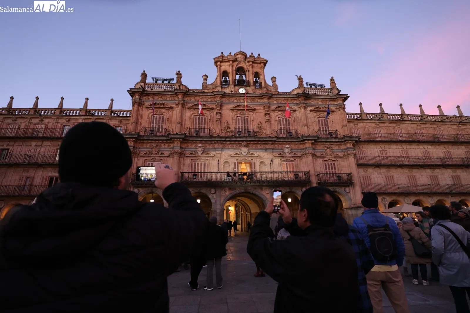 El Trío Resonances ofrece una actuación desde el balcón del Ayuntamiento de Salamanca | FOTOS: David Sañudo 