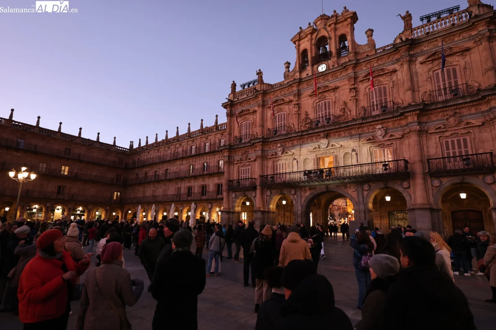 El Trío Resonances ofrece una actuación desde el balcón del Ayuntamiento de Salamanca | FOTOS: David Sañudo 