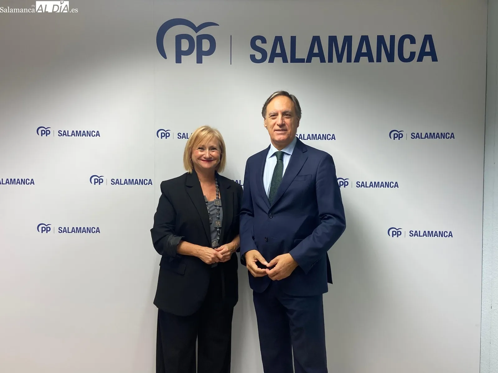 La consejera de Industria, Comercio y Empleo, Leticia García, y el presidente del Partido Popular de Salamanca, Carlos García Carbayo, en un acto por el empleo y los autónomos | FOTOS: Vanesa Martins