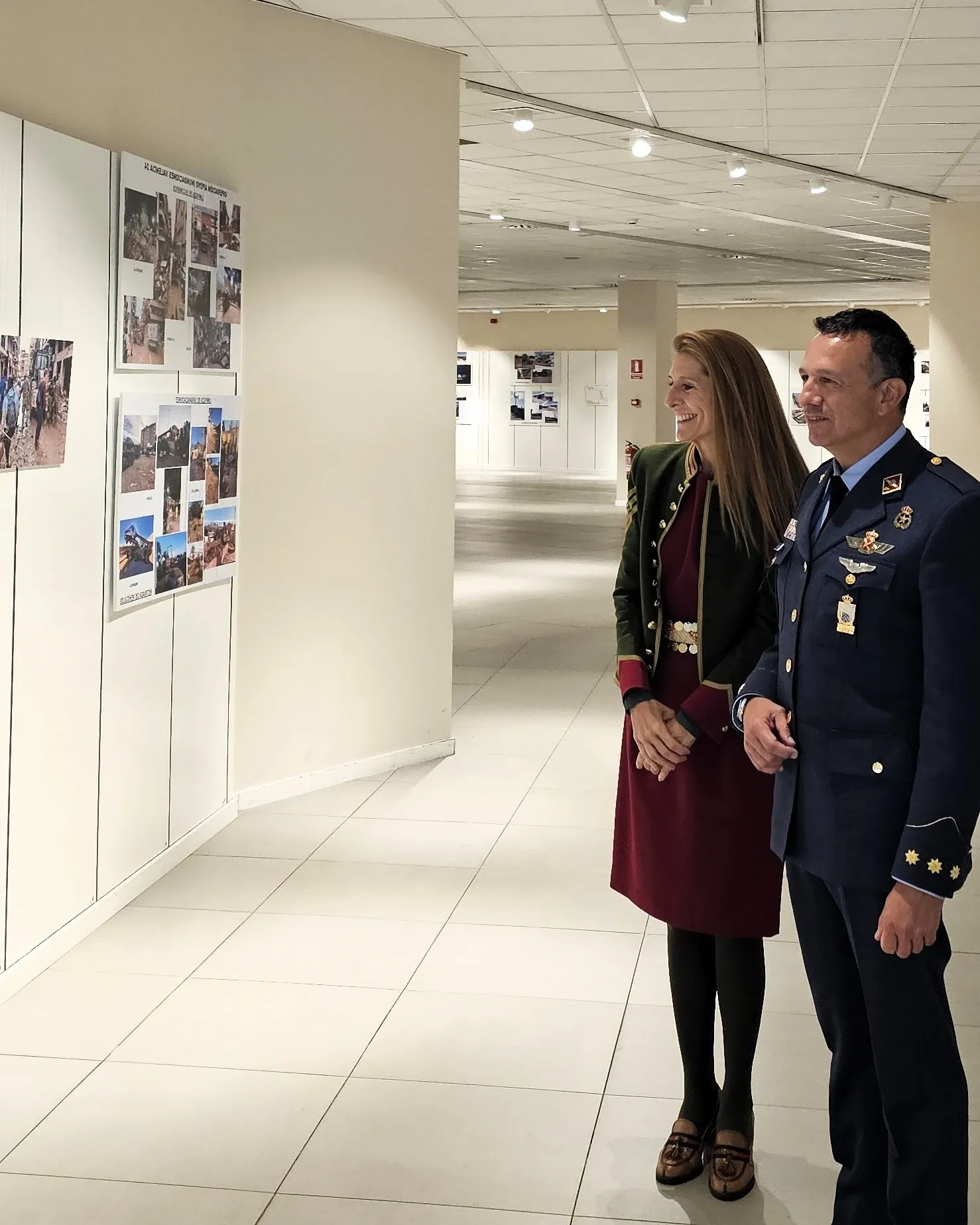 Visita  oficial del Subdelegado de Defensa en Salamanca, el coronel José Gallo Rosales al Centro Comercial El Tormes 