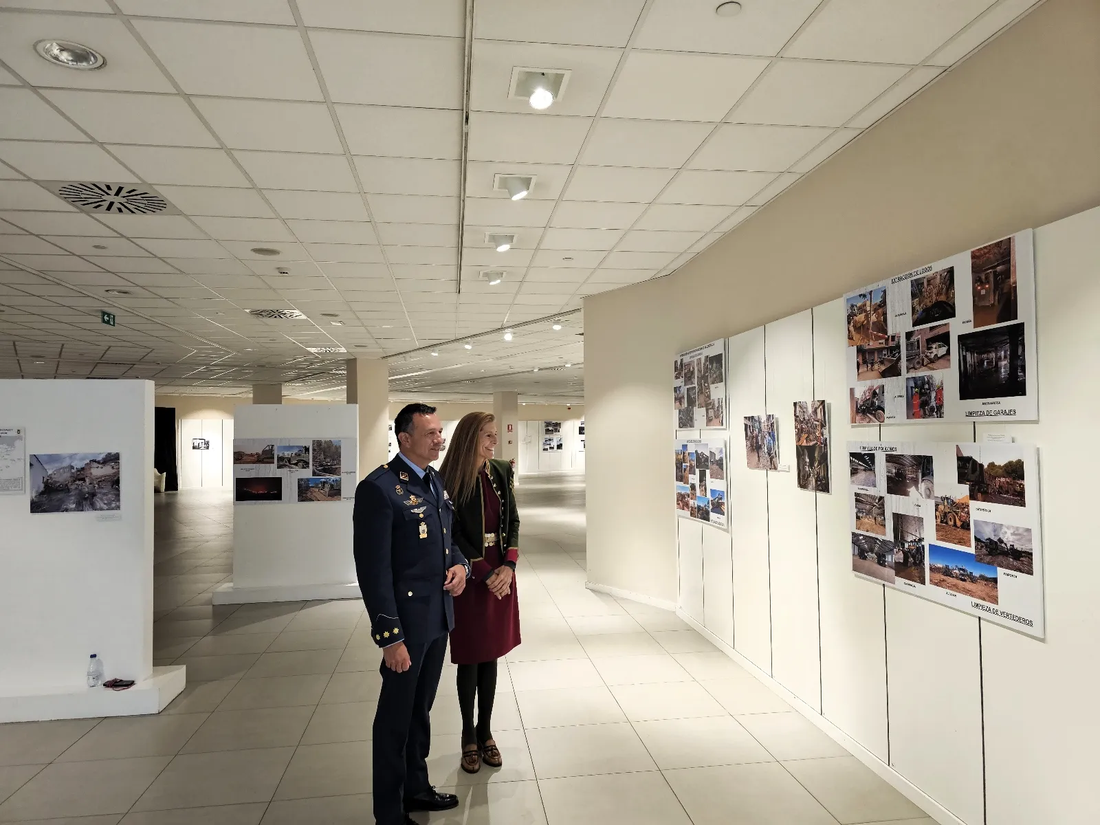 Visita  oficial del Subdelegado de Defensa en Salamanca, el coronel José Gallo Rosales al Centro Comercial El Tormes 