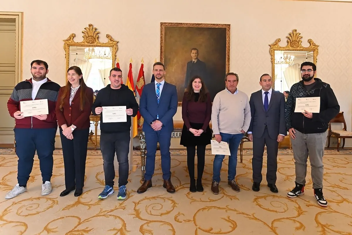 El Ayuntamiento de Salamanca y la Junta de Castilla y León han entregado los diplomas a los participantes de los programas mixtos 'Alto de los Montalvos' y 'Carmen Martín Gaite'