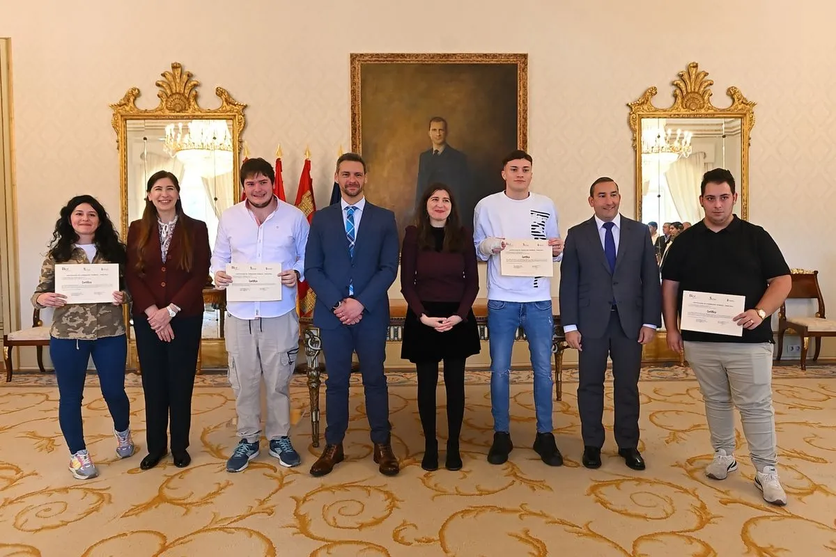 El Ayuntamiento de Salamanca y la Junta de Castilla y León han entregado los diplomas a los participantes de los programas mixtos 'Alto de los Montalvos' y 'Carmen Martín Gaite'