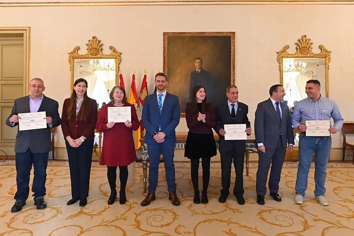 El Ayuntamiento de Salamanca y la Junta de Castilla y León han entregado los diplomas a los participantes de los programas mixtos 'Alto de los Montalvos' y 'Carmen Martín Gaite'