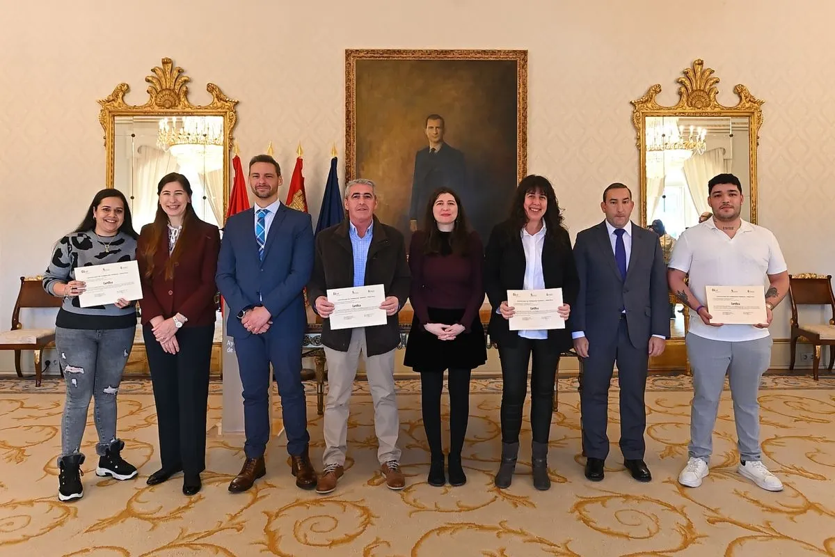 El Ayuntamiento de Salamanca y la Junta de Castilla y León han entregado los diplomas a los participantes de los programas mixtos 'Alto de los Montalvos' y 'Carmen Martín Gaite'
