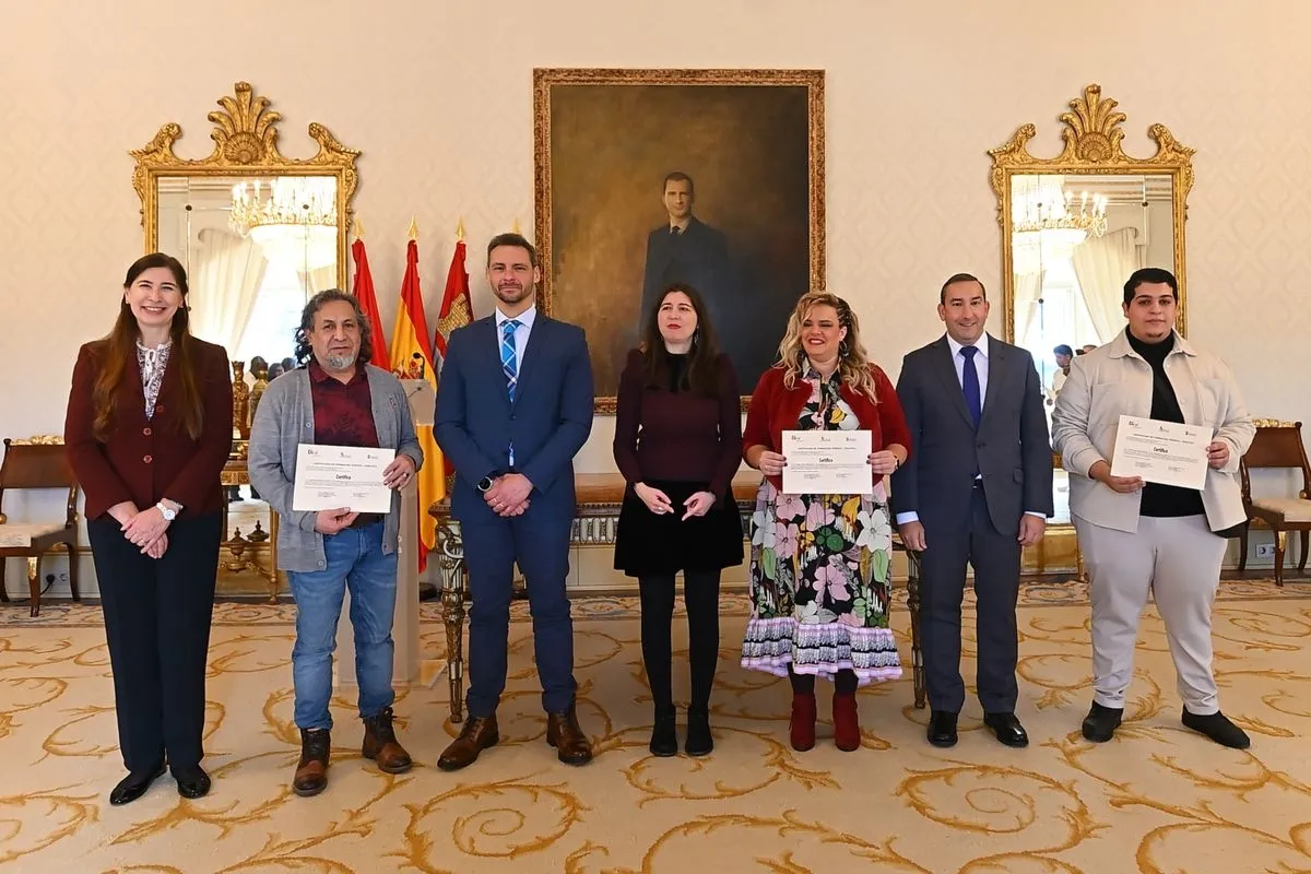 El Ayuntamiento de Salamanca y la Junta de Castilla y León han entregado los diplomas a los participantes de los programas mixtos 'Alto de los Montalvos' y 'Carmen Martín Gaite'