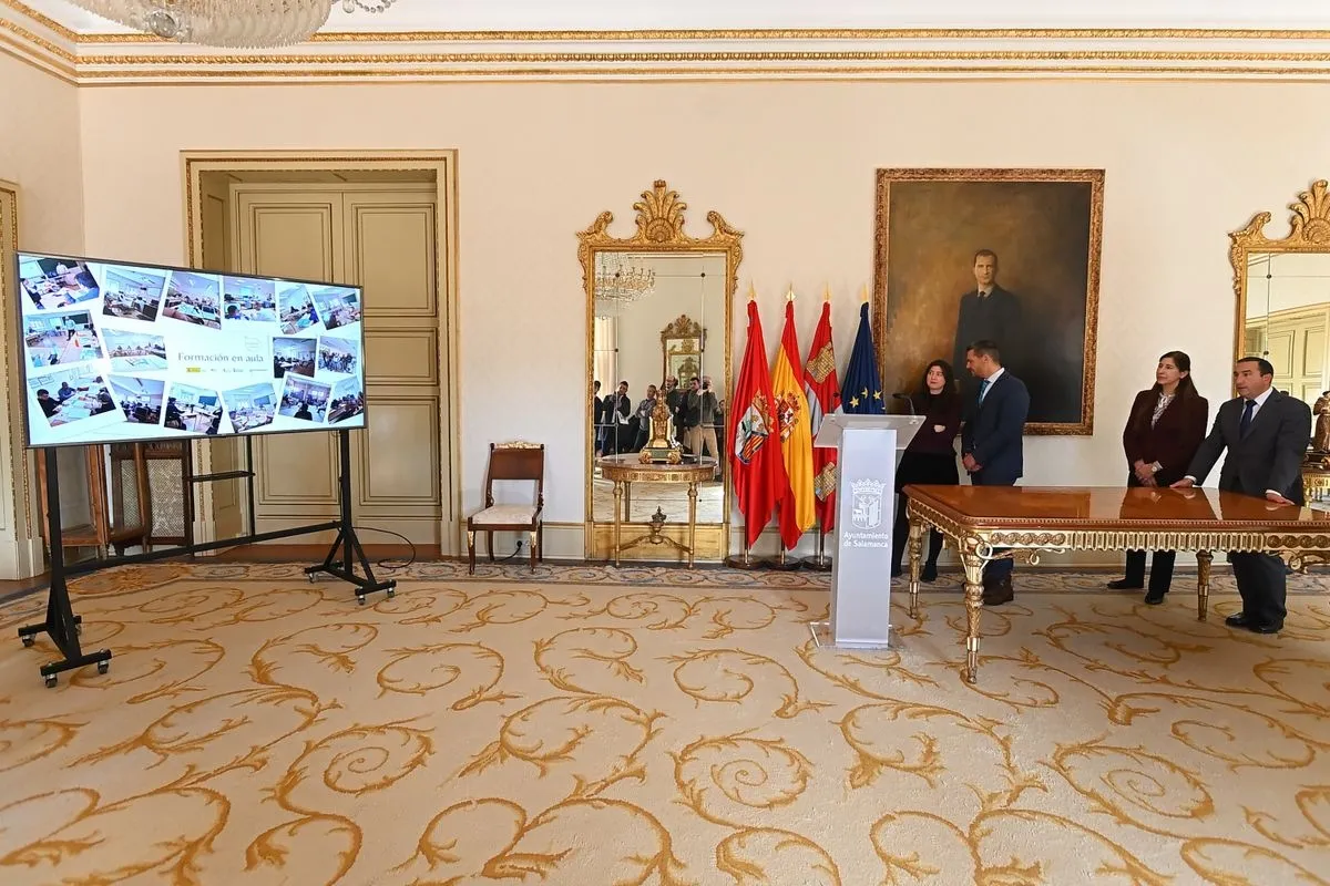 El Ayuntamiento de Salamanca y la Junta de Castilla y León han entregado los diplomas a los participantes de los programas mixtos 'Alto de los Montalvos' y 'Carmen Martín Gaite'