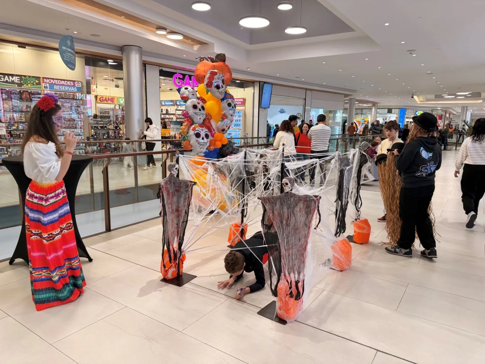 Foto 7 - FOTOS | M&aacute;s de 40.000 visitantes en el Halloween de El Tormes inspirado en el D&iacute;a de Muertos