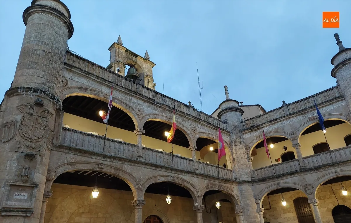 Foto 3 - En marcha el montaje del alumbrado navide&ntilde;o de Ciudad Rodrigo