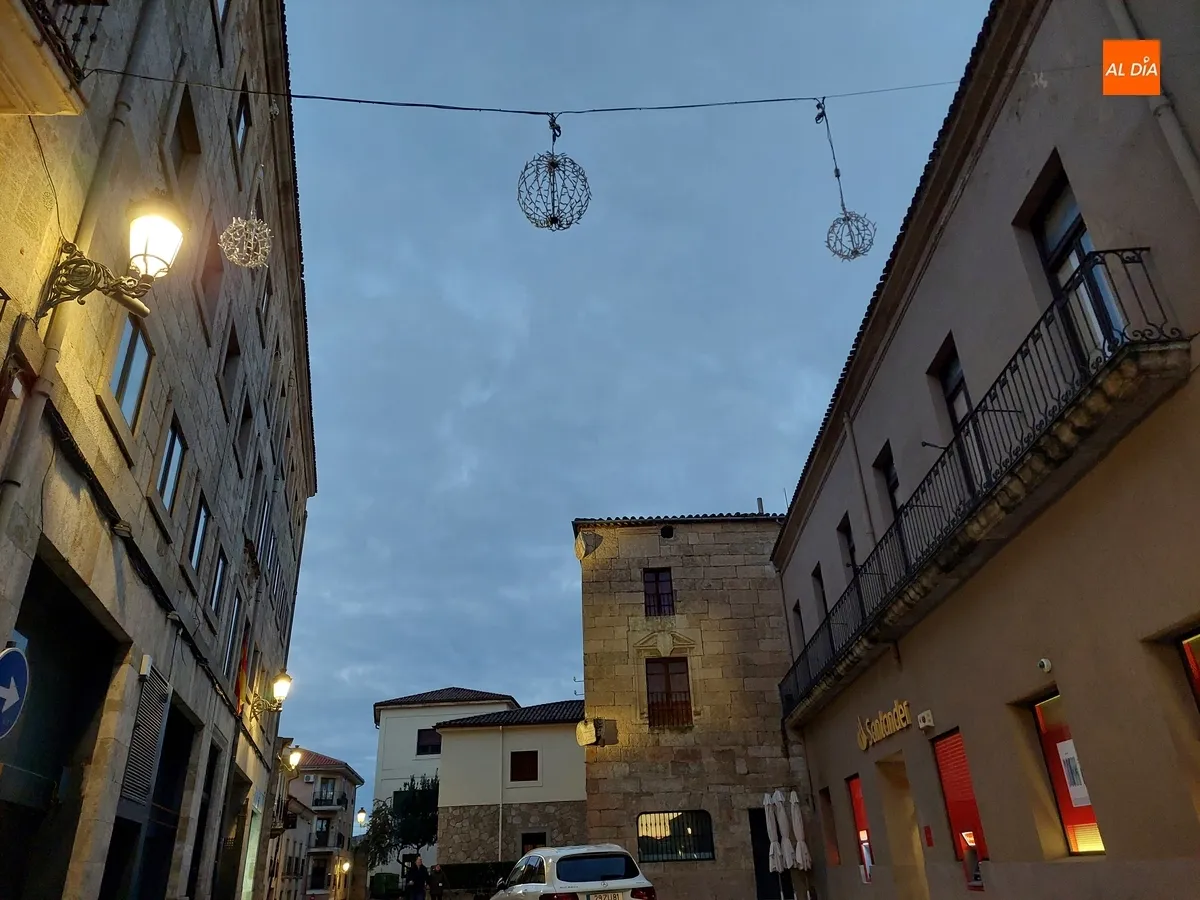 Foto 2 - En marcha el montaje del alumbrado navide&ntilde;o de Ciudad Rodrigo