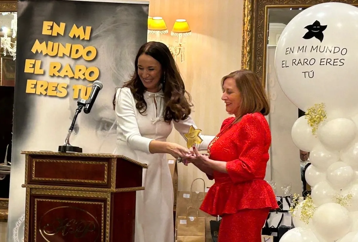 Foto 4 - AERSCyL premia al Ayuntamiento de Pe&ntilde;aranda por su apoyo a la asociaci&oacute;n y la solidaridad