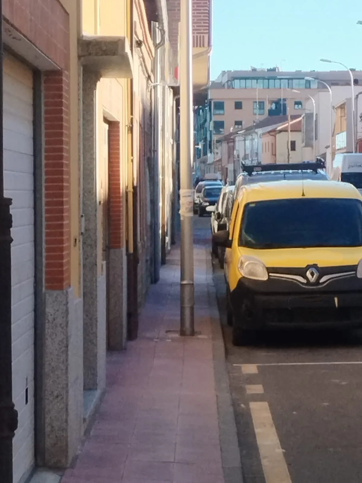 Foto 9 - Pe&ntilde;aranda en Com&uacute;n hace un llamamiento para retirar los postes el&eacute;ctricos y de telefon&iacute;a del acerado