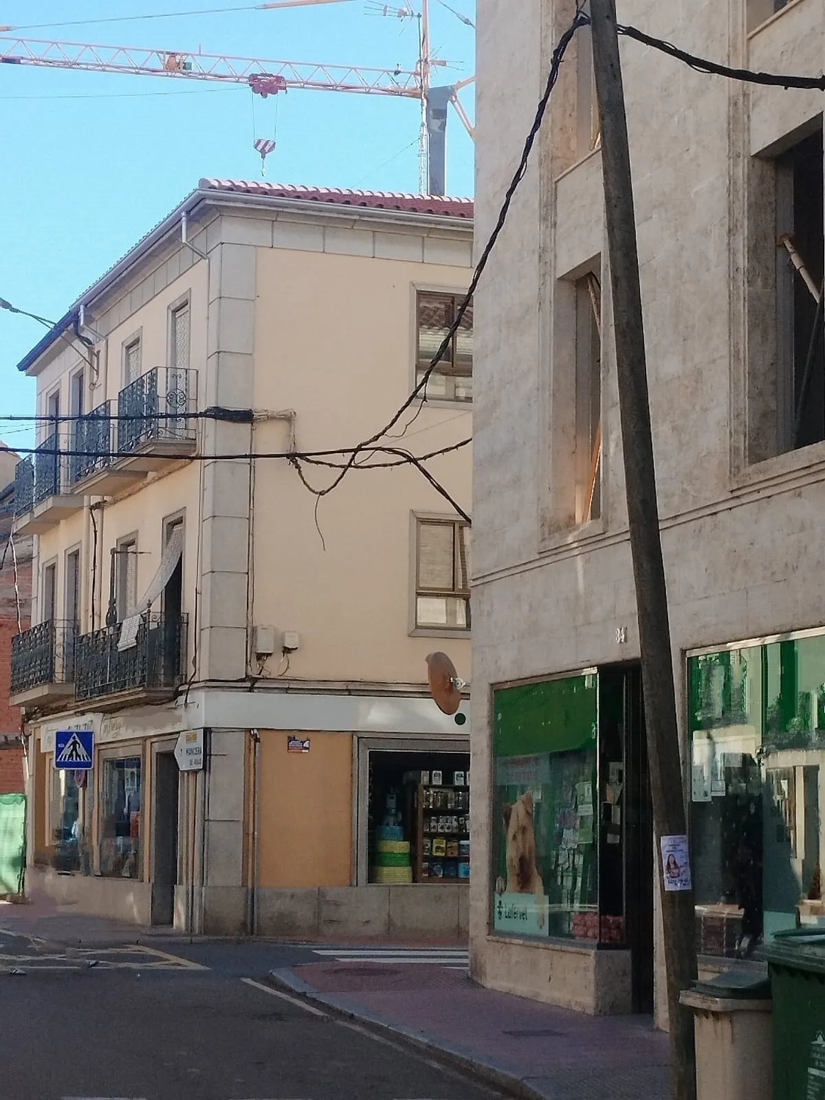 Foto 8 - Pe&ntilde;aranda en Com&uacute;n hace un llamamiento para retirar los postes el&eacute;ctricos y de telefon&iacute;a del acerado