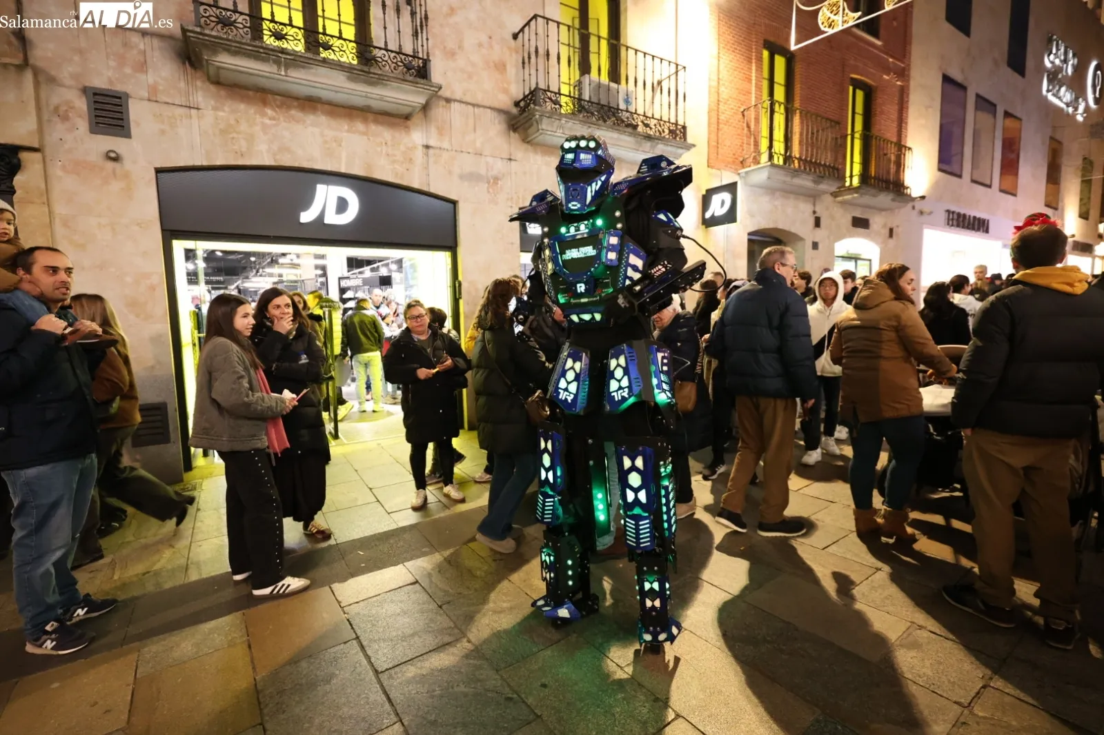 Un pasacalles de robots LED recorrerá el centro de Salamanca para animar la actividad comercial | FOTOS: David Sañudo