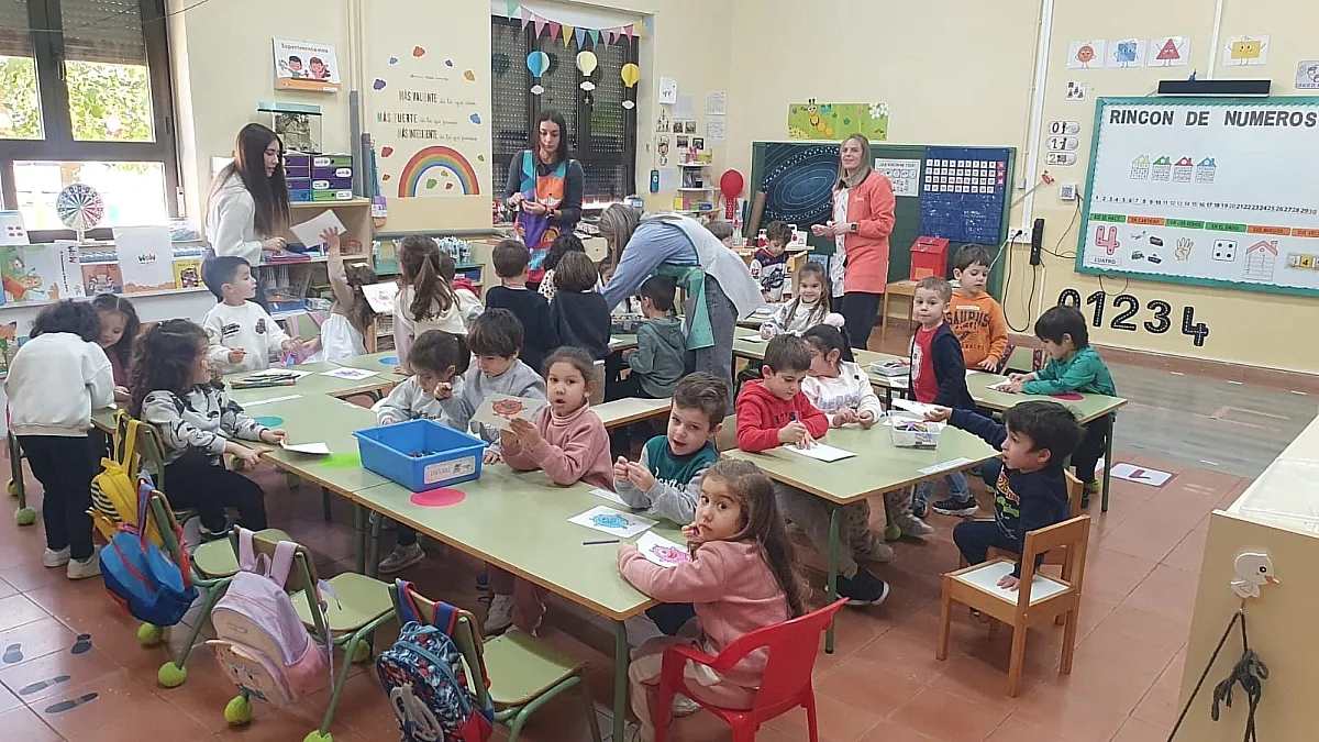 Actividades conjuntas entre alumnos, antiguas y futuras maestras del Centro