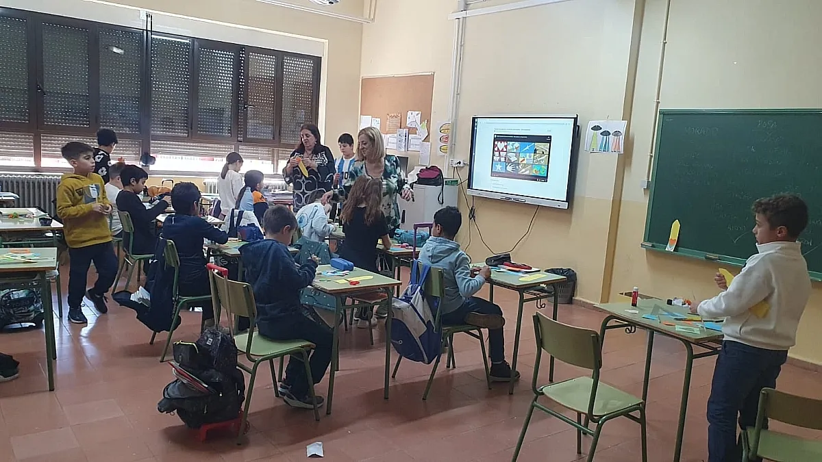 Actividades conjuntas entre alumnos, antiguas y futuras maestras del Centro