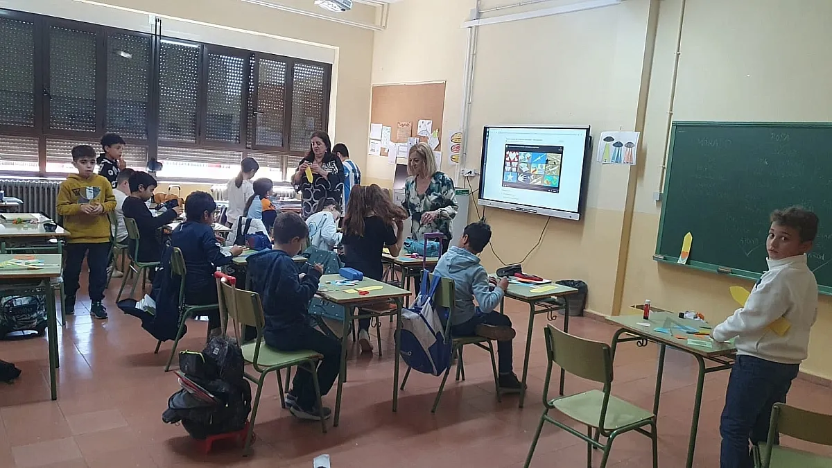 Actividades conjuntas entre alumnos, antiguas y futuras maestras del Centro