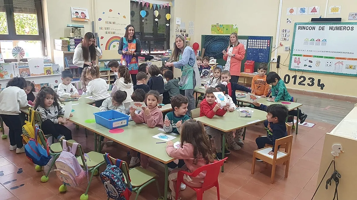 Actividades conjuntas entre alumnos, antiguas y futuras maestras del Centro