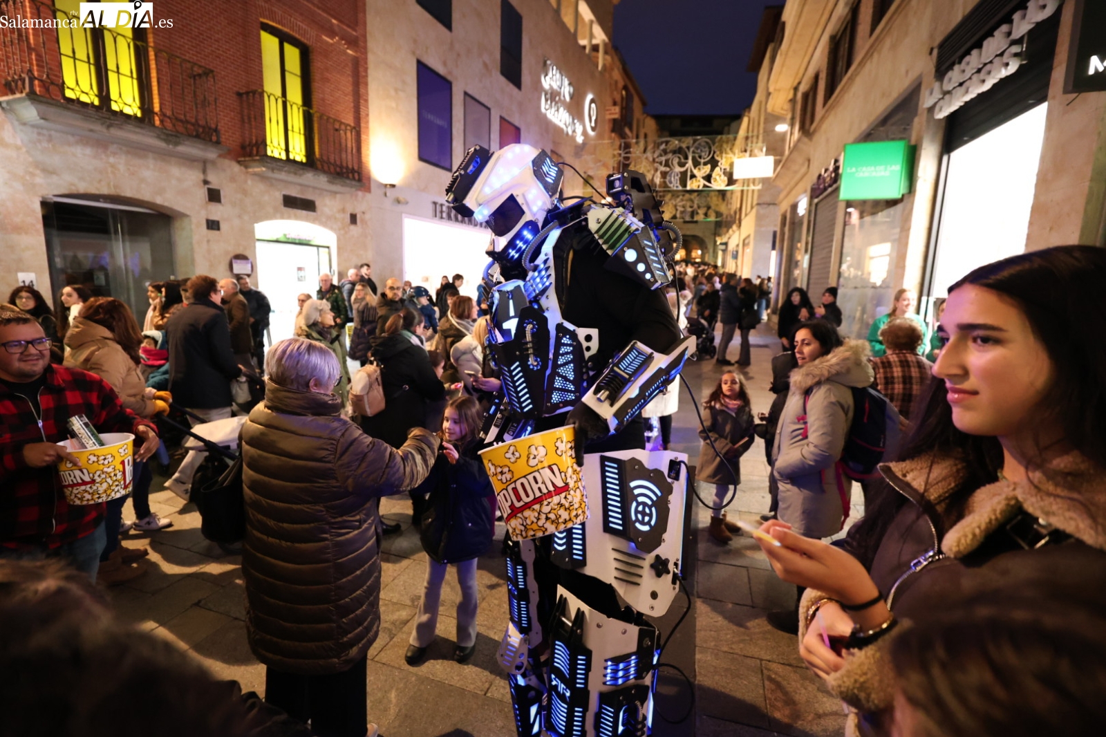 VÍDEO Y FOTOS | Un pasacalles de robots LED recorre el centro de Salamanca para animar a los viandantes 