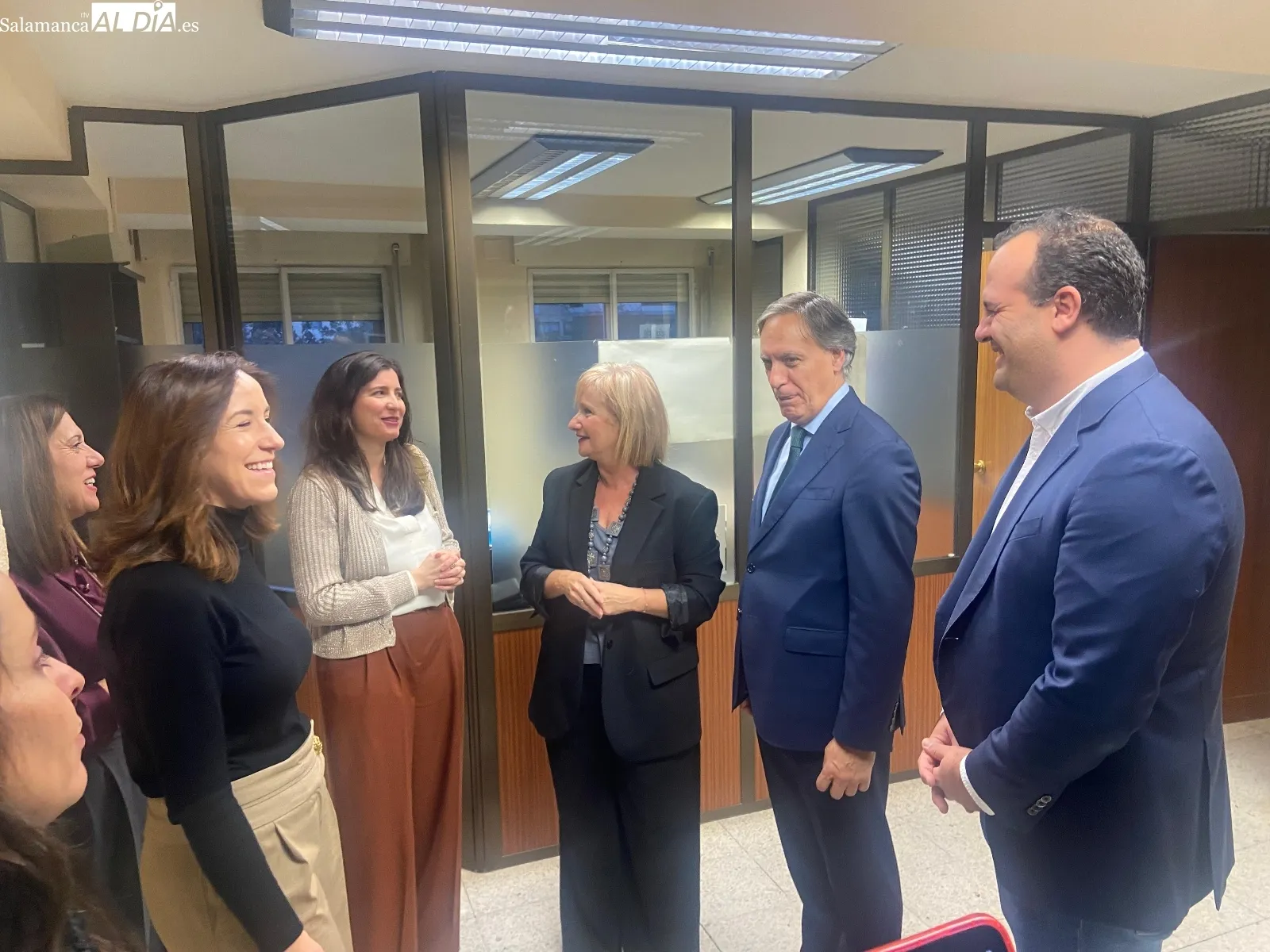 La consejera de Industria, Comercio y Empleo, Leticia García, y el presidente del Partido Popular de Salamanca, Carlos García Carbayo, en un acto por el empleo y los autónomos | FOTOS: Vanesa Martins