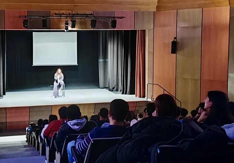 Foto 3 - Alumnos del IES Germ&aacute;n S&aacute;nchez Ruip&eacute;rez viven un inspirador encuentro con la jugadora de &eacute;lite del baloncesto Silvia Dom&iacute;nguez