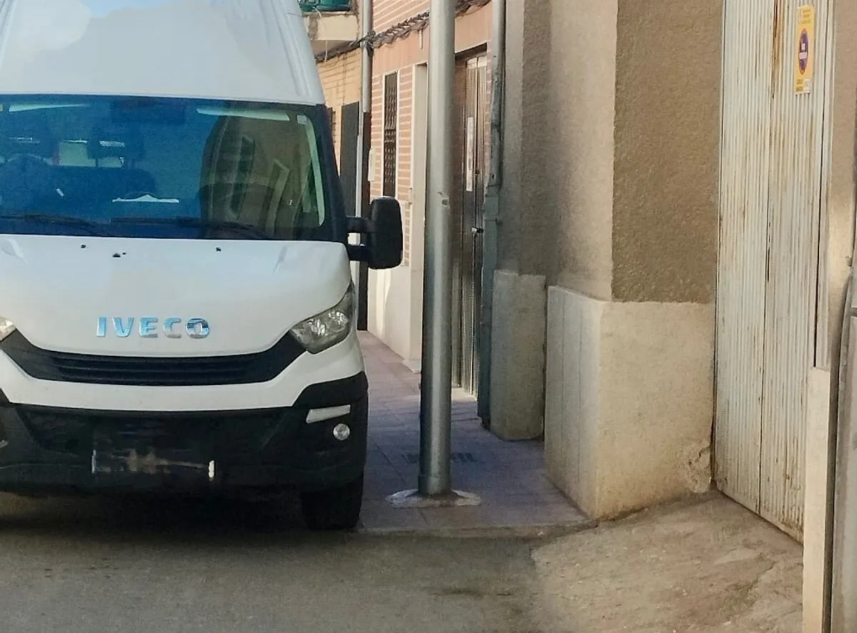 Foto 6 - Pe&ntilde;aranda en Com&uacute;n hace un llamamiento para retirar los postes el&eacute;ctricos y de telefon&iacute;a del acerado