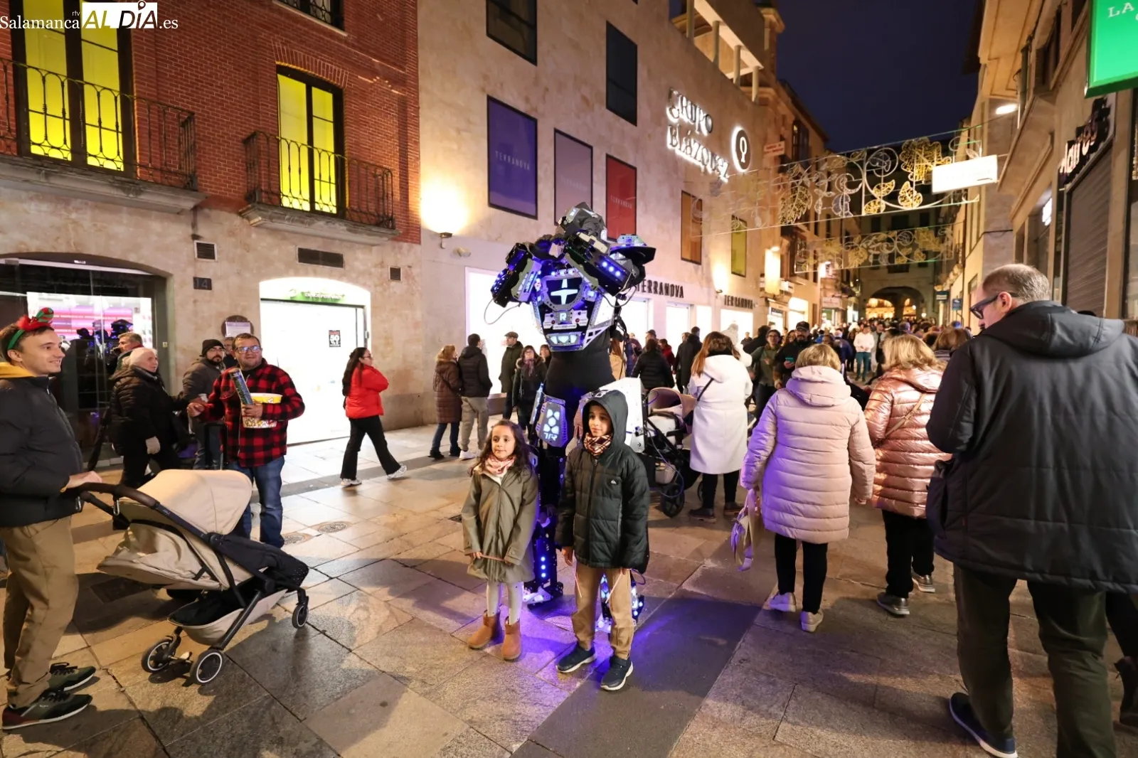 Un pasacalles de robots LED recorrerá el centro de Salamanca para animar la actividad comercial | FOTOS: David Sañudo