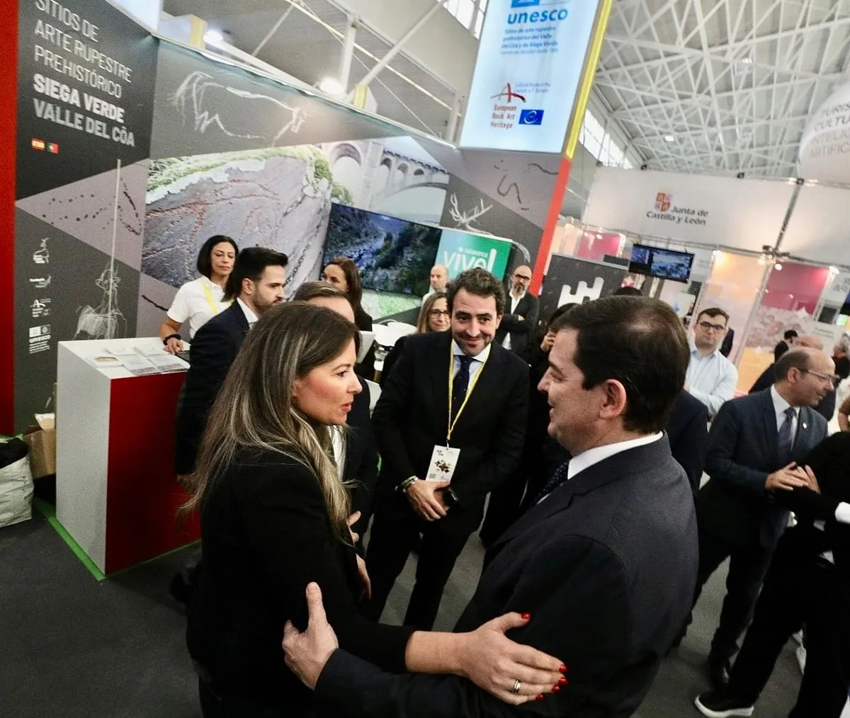 Laura Vicente y Luis Ballesteros reciben en el Stand de Siega Verde al presidente de la Junta de Castilla y león